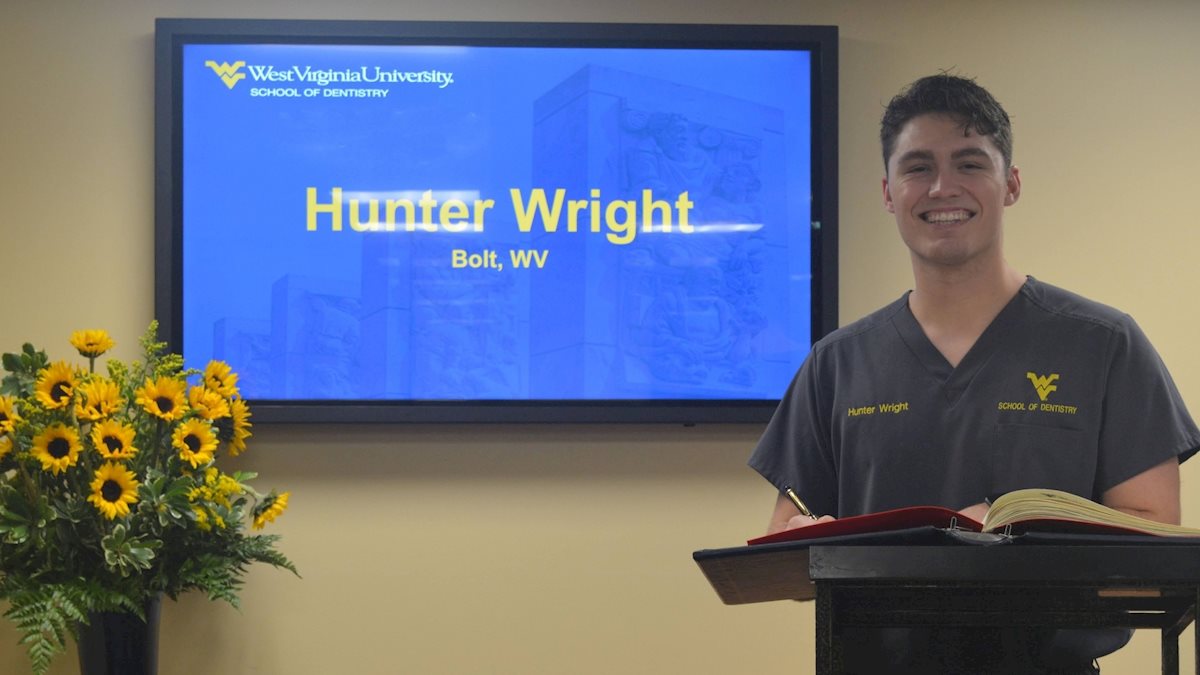 Dental school alumni board gives instrument awards School of Medicine