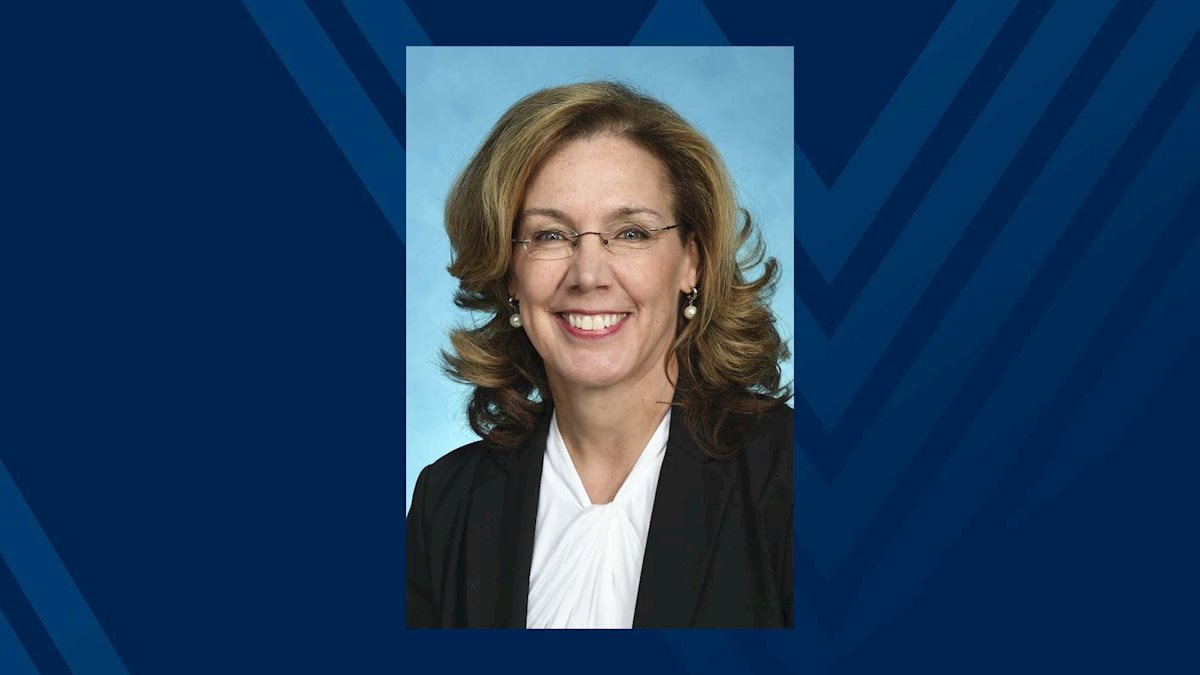 Dr. Charlton named 2021 WVU School of Medicine Distinguished Alumnae