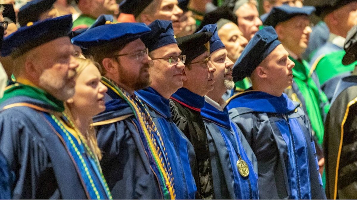 Faculty must register for School of Medicine Commencement Ceremony