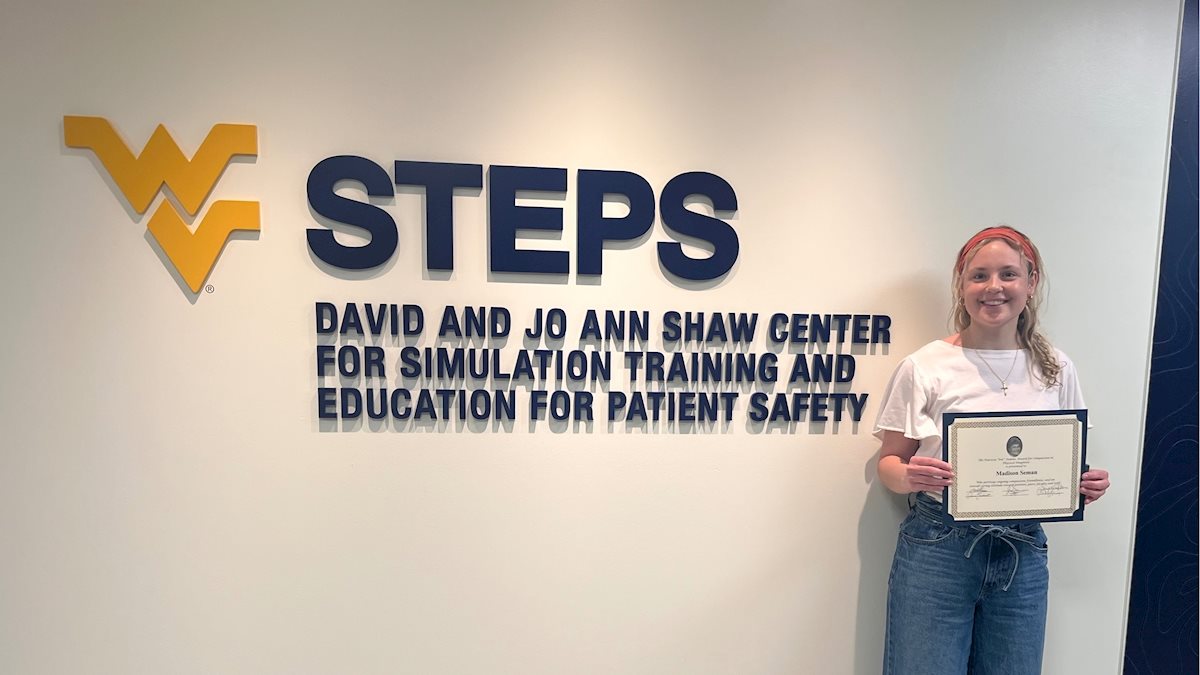 Madison Seman receives Pat Fedeles Award for Compassion in Physical Diagnosis 