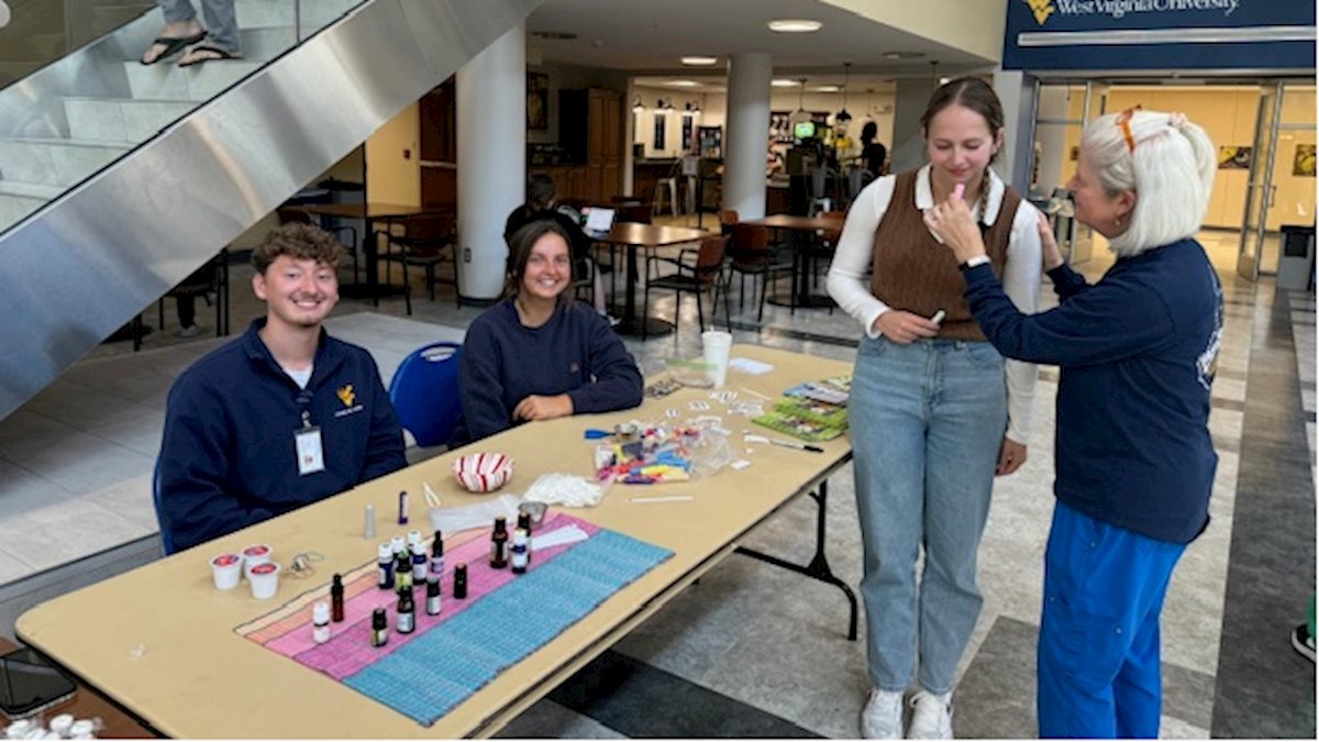 Nursing students, faculty support student well-being with aromatherapy 