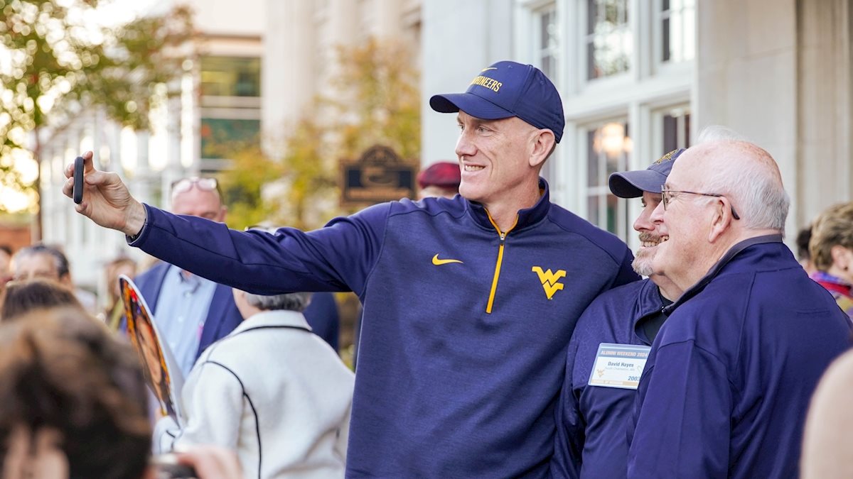 School of Medicine M.D. alumni reconnect to roots during Alumni Weekend activities