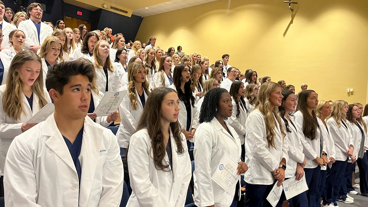 Sophomores formally enter study of nursing during Fall Pledge Ceremony 