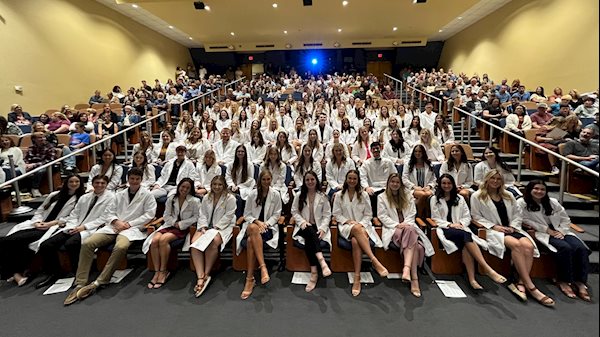 Sophomores welcomed into the study of nursing during Fall 2023 Pledge  Ceremony, School of Nursing