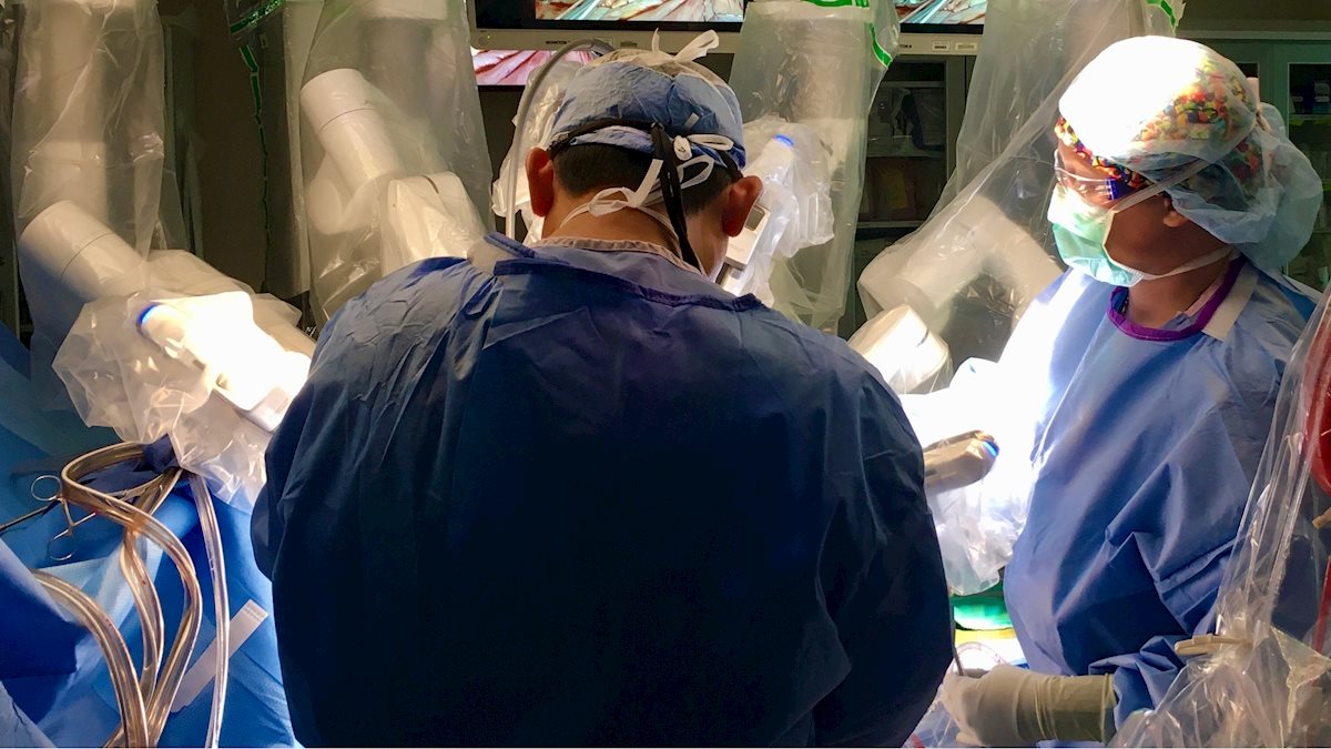 WVU Heart and Vascular Institute surgeons perform the first fully robotic aortic valve replacement in the northeastern U.S.
